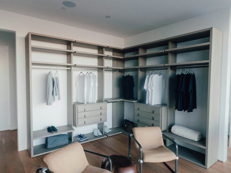 Closet con barras, entrepaños y cajones, estilo de referencia que fabricamos a medida en Armenia Quindío