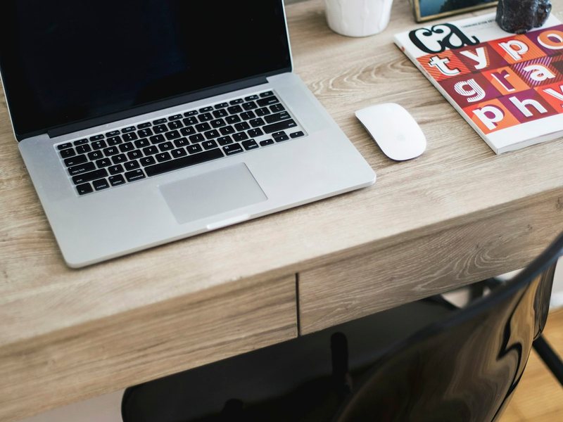 Escritorio en madera para home office, estilo de referencia que fabricamos a medida en Armenia Quindío