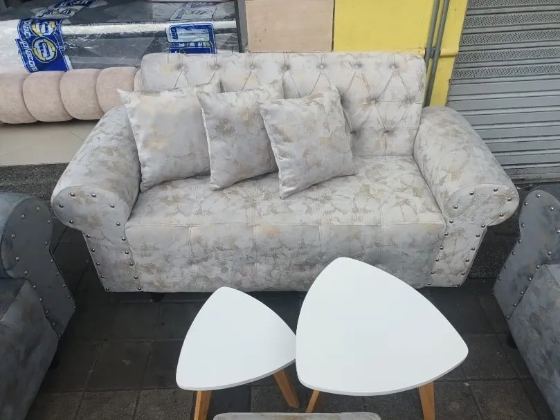 Sofá Chesterfield con mesas auxiliares entregado en Filandia Quindío - fábrica de muebles